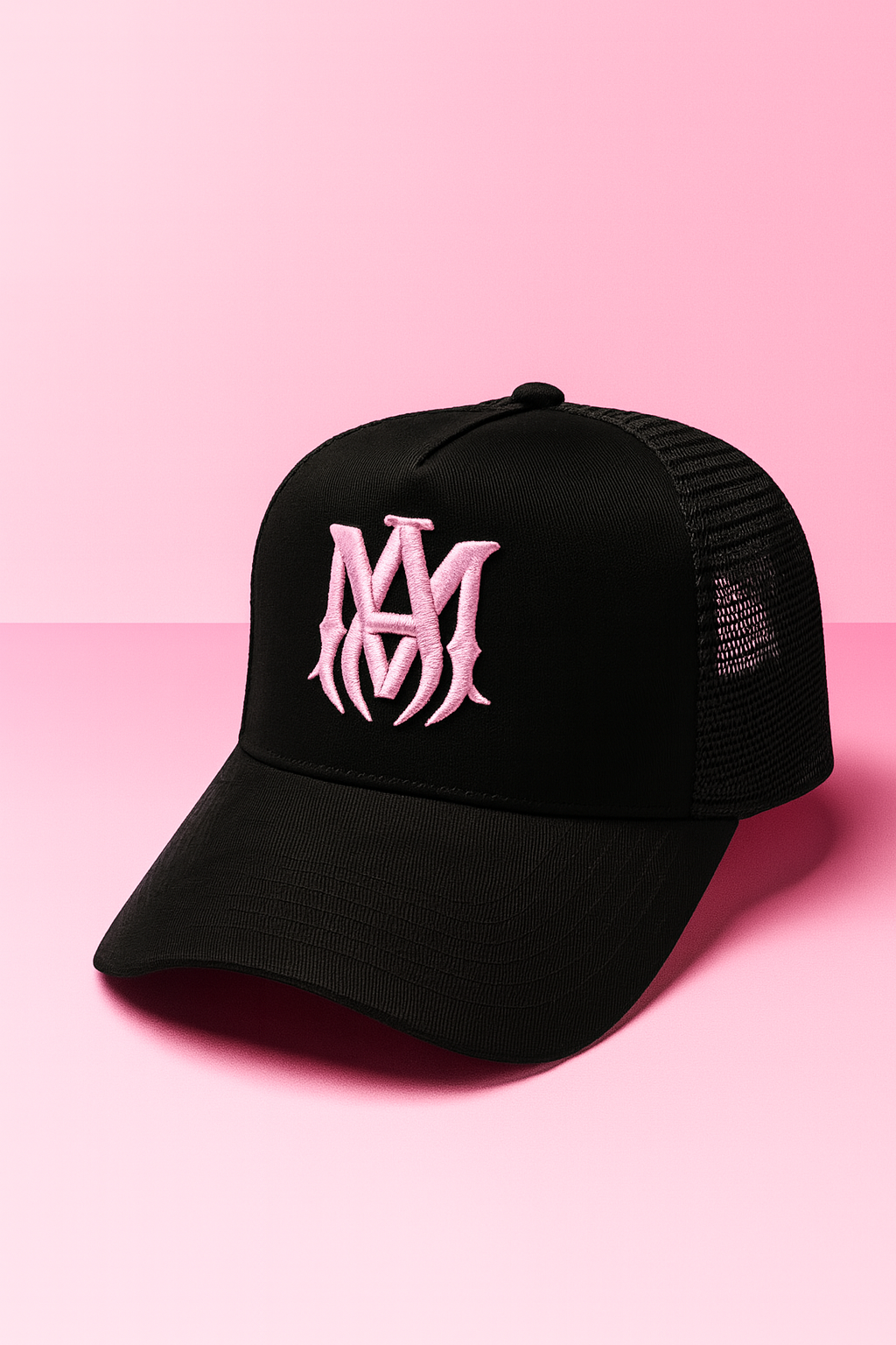 Gorra Trucker Negra con Logo Rosa – Estilo Street & Elegancia Urbana