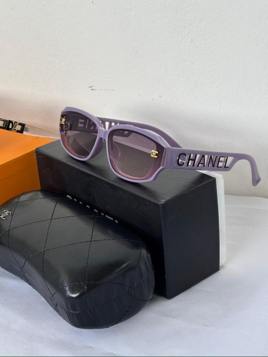 Lentes Estilo Chanel – Elegancia Morada con Toque Dorado
