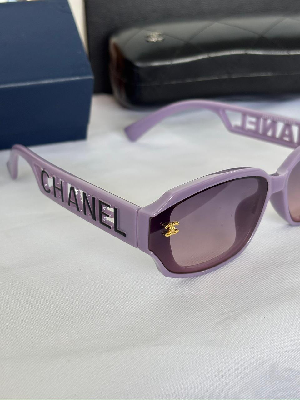 Lentes Estilo Chanel – Elegancia Morada con Toque Dorado