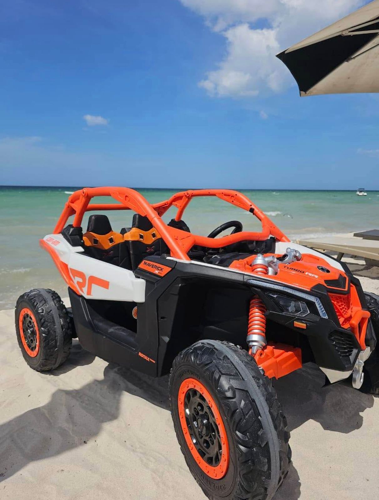 COCHE ELECTRICO MONTABLE PARA NIÑOS CAN AM BRP MAVERICK X3 / 2 BATERIAS 24V Y CONTROL REMOTO